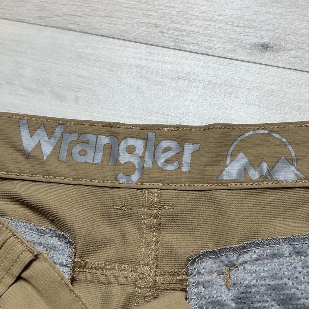 Wrangler ATG Utility lightweight mesh lined Shorts Mens 36 Khaki Tan PreLoved - Picture 3 of 5